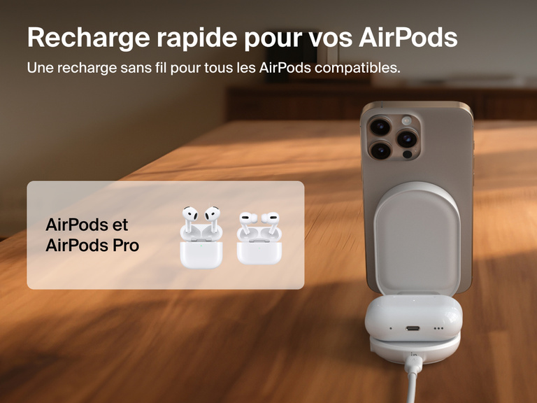Socle de recharge 2-en-1 aimanté et pliable Belkin UltraCharge avec Qi2 25 W rechargeant rapidement un iPhone et des AirPods sur une surface en bois, compatible avec les AirPods et les AirPods Pro.
