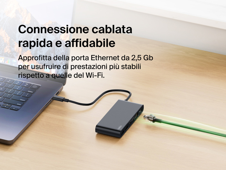 Immagine di un hub con 8 porte USB-C ed Ethernet da 2,5 Gb Connect di Belkin connesso a un laptop tramite un cavo Ethernet, a evidenziare la connessione internet cablata rapida e affidabile.