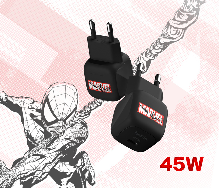 Belkin BoostCharge 컴팩트 USB-C 가정용 충전기 45W가 나무 표면에 있는 벽면 소켓에 꽂혀 연결된 노트북을 충전하고 있으며, "45W"가 굵은 글씨로 표시되어 있습니다.