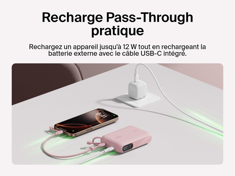 Image d'une batterie externe 10K Belkin BoostCharge avec écran intégré en mode recharge Pass-Through qui consiste à recharger un smartphone jusqu’à 12 W tout en rechargeant la batterie externe avec le câbles USB-C.