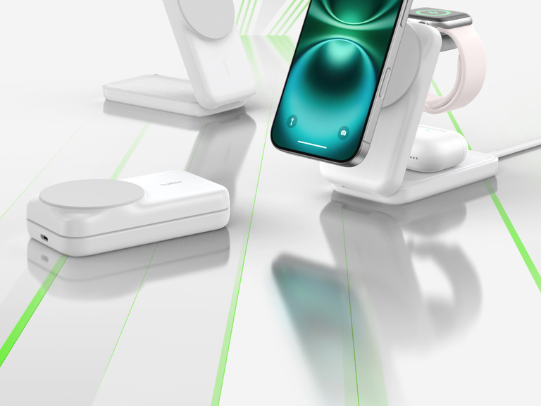 Afbeelding van de Belkin UltraCharge 3-in-1 uitklapbare magnetische lader met Qi2 25W die een iPhone en AirPods oplaadt. Er staan ook andere oplaadconfiguraties afgebeeld.