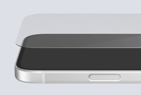 디스플레이 위에 투명한 강화유리를 붙인 스마트폰의 클로즈업 사진으로, 슬림한 핏과 가장자리까지 완벽한 커버리지를 강조합니다.