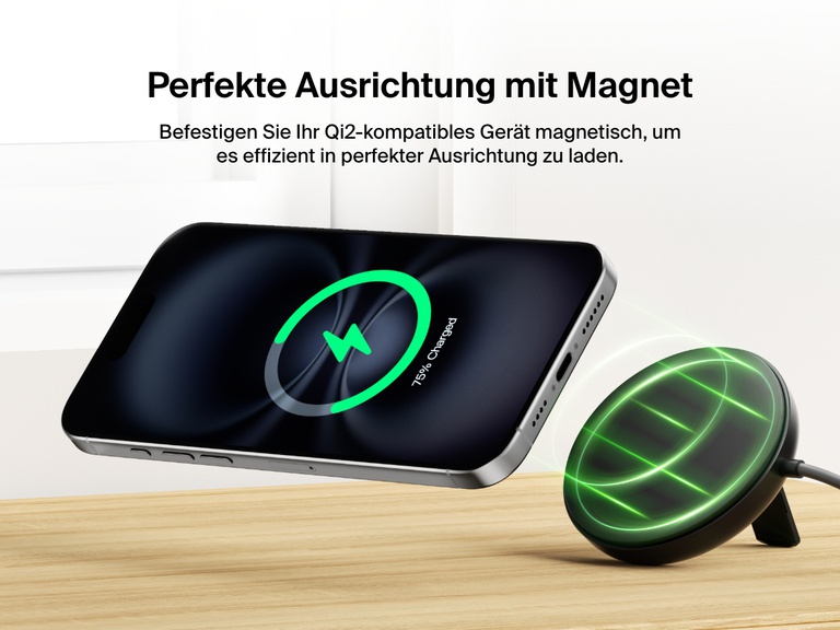 Ein schwarzes, magnetisches, kabelloses Belkin BoostCharge Pro-Ladegerät mit Qi2 und 15 Watt wird gezeigt, wie es magnetisch auf das iPhone passt und so effizient auf einer Holzoberfläche lädt.