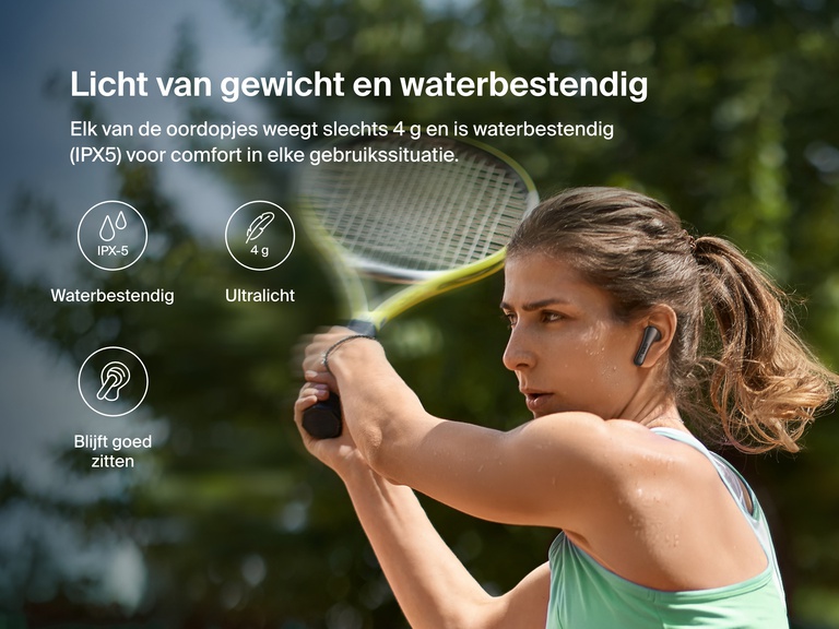 Afbeelding van een vrouw die tennist en Belkin SoundForm Rhythm earbuds met actieve ruisonderdrukking draagt, waarmee benadrukt wordt dat ze waterbestendig (IPX5), met slechts 1 gram ultralicht en comfortabel zijn en stevig in het oor blijven zitten, ook als je actief bent.