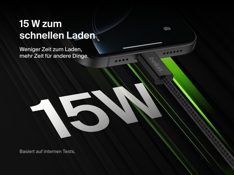 Nahaufnahme eines Belkin BoostCharge USB-A-auf-USB-C-Kabels (15 W), das mit einem Smartphone verbunden ist. Das effiziente und schnelle Laden mit 15 W wird herausgestellt.