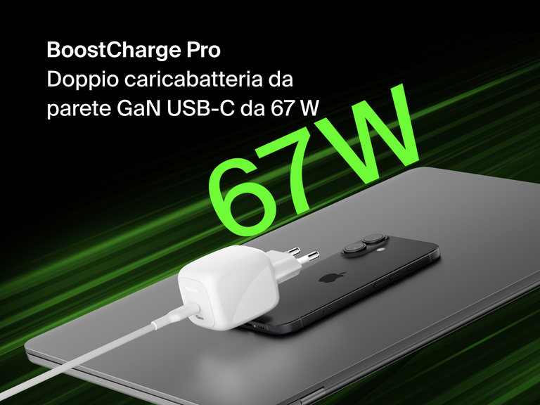 Immagine del doppio caricabatteria da parete GaN USB-C da 67 W BoostCharge Pro Belkin mentre ricarica un dispositivo, a evidenziare la ricarica rapida ed efficace.