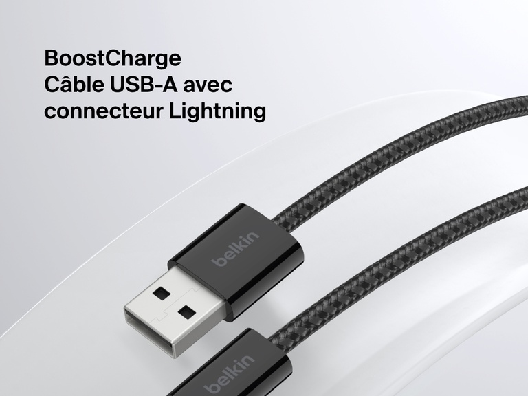 Gros plan d'un câble USB-A Belkin BoostCharge avec connecteur Lightning doté d'une gaine tressée résistante pour une recharge fiable et une synchronisation fluide destinées aux appareils Apple compatibles Lightning.