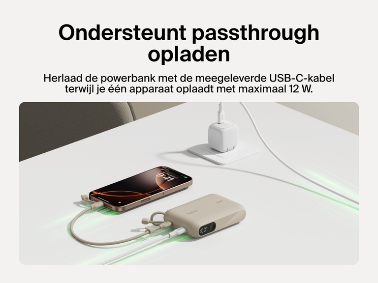Afbeelding van de Belkin BoostCharge 10.000mAh-powerbank met display tijdens passthrough-opladen, waarbij deze een smartphone oplaadt met maximaal 12 W en zelf wordt opgeladen via de meegeleverde USB-C-kabel.