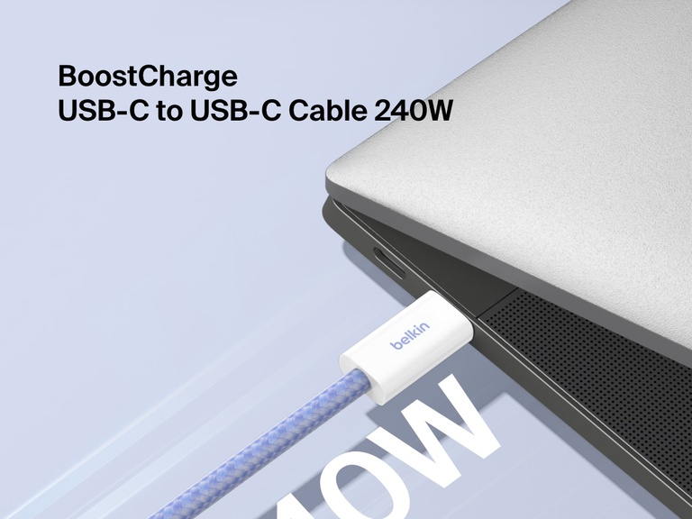 노트북에 연결된 Belkin BoostCharge USB-C to USB-C 케이블 240W의 클로즈업 이미지. 내구성이 뛰어난 브레이디드 디자인과 고속 충전 기능을 보여줍니다.