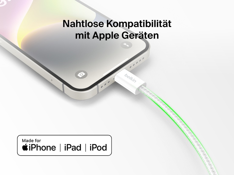 Belkin BoostCharge USB-C-Kabel mit Lightning Connector, das an ein iPhone angeschlossen ist, um die nahtlose Kompatibilität mit Apple Geräten wie iPhone, iPad und iPod zu veranschaulichen.
