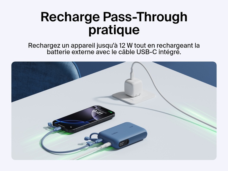 Image d'une batterie externe 10K Belkin BoostCharge avec écran intégré en mode recharge Pass-Through qui consiste à recharger un smartphone jusqu’à 12 W tout en rechargeant la batterie externe avec le câbles USB-C.