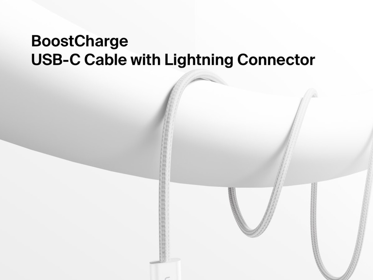 내구성이 뛰어난 브레이디드 Belkin BoostCharge Lightning 커넥터 USB-C 케이블을 흰색 배경에 두고 클로즈업한 이미지. 프리미엄 방식으로 제작되었고 Apple 장치와 고속 충전 호환이 가능하다는 점을 강조합니다.