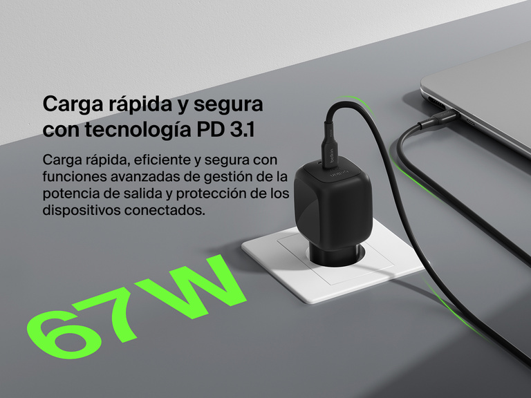 Se muestra el cargador de pared doble USB-C GaN de 67 W Belkin BoostCharge Pro, capaz de suministrar carga PD 3.1 rápida y segura con gestión de energía avanzada para una protección eficiente de los dispositivos.