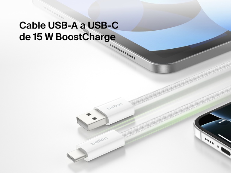Imagen del cable Belkin BoostCharge de USB-A a USB-C de 15 W mostrado conectando un iPad y un iPhone, con un diseño trenzado duradero para ofrecer carga rápida fiable y compatibilidad universal con dispositivos.