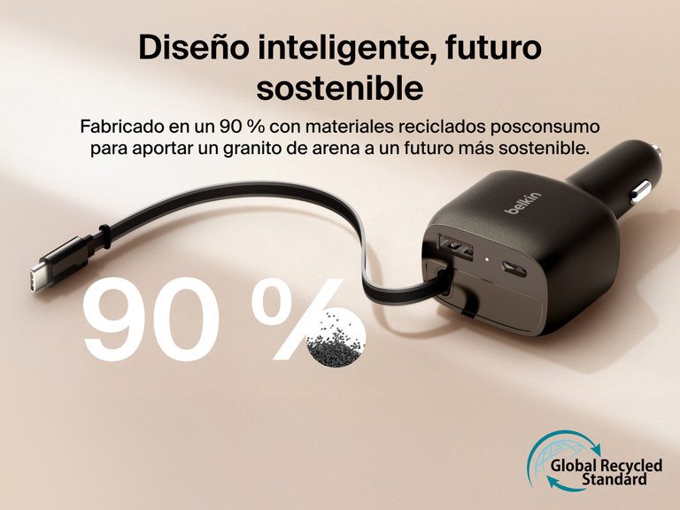 Imagen del cargador para coche con cable retráctil de 75 W Belkin BoostCharge en el que se resalta su cable USB-C y su fabricación responsable en la que se utilizan en un 90 % materiales reciclados posconsumo (con certificación GRS).