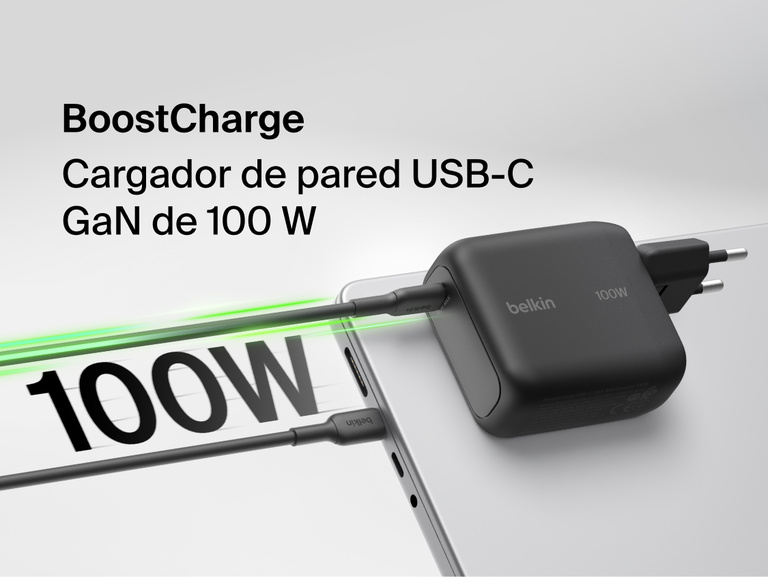 El cargador de pared GaN con cable retr&aacute;ctil de 45 W Belkin UltraCharge conectado a un smartphone por medio de un cable USB-C integrado para una carga r&aacute;pida y compacta.