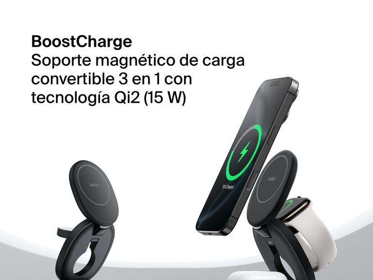 El soporte magnético de carga compacto 3 en 1 BoostCharge de Belkin cargando un iPhone, un Apple Watch y unos AirPods con carga rápida inalámbrica Qi2 de 15 W.
