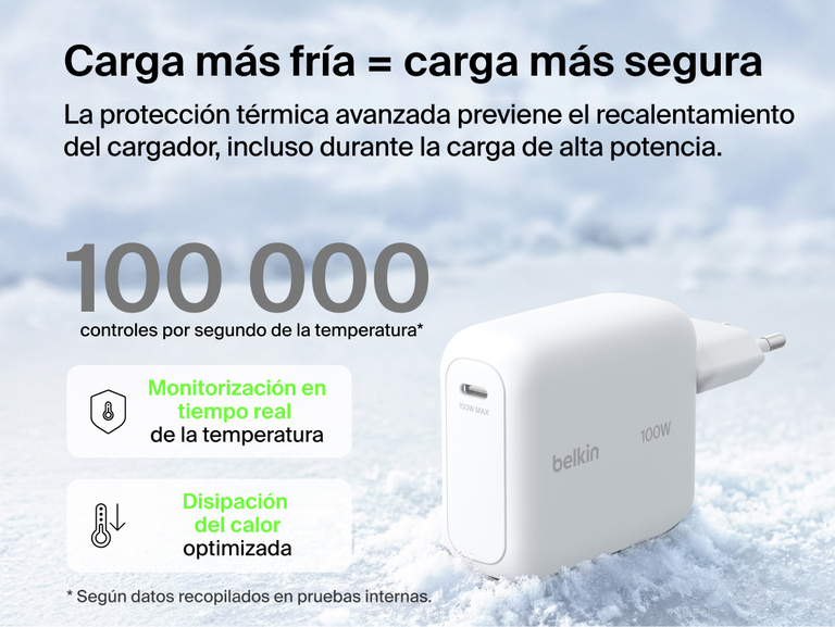 El cargador de pared GaN de 45 W con cable USB-C retr&aacute;ctil de 0,7 m Belkin UltraCharge cargando dispositivos en casa o de viaje y proporcionando un alcance a la medida y sin l&iacute;os de cables.