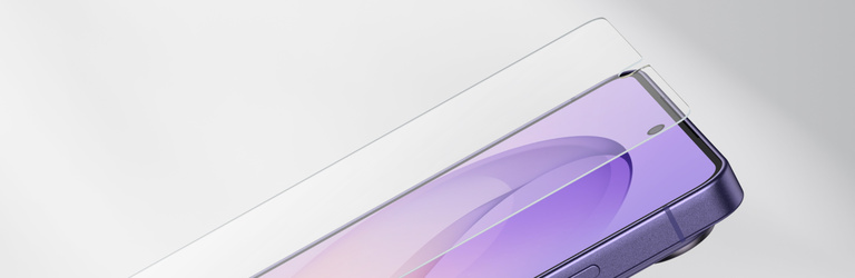 Se muestra un protector de pantalla de vidrio templado siendo alineado e instalado en un smartphone Samsung Galaxy colocado de lado y con un fondo blanco y vac&iacute;o.  