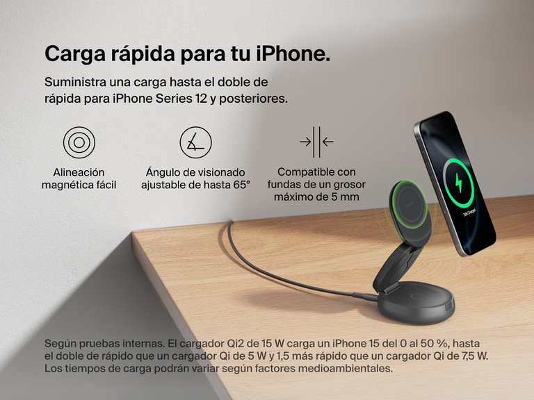 El soporte magnético de carga compacto 3 en 1 BoostCharge de Belkin cargando un iPhone. Se resalta la alineación magnética, el emplazamiento del móvil ajustable hasta un ángulo de 65°, la compatibilidad con fundas de un grosor máximo de 5 mm y la capacidad de carga rápida Qi2.