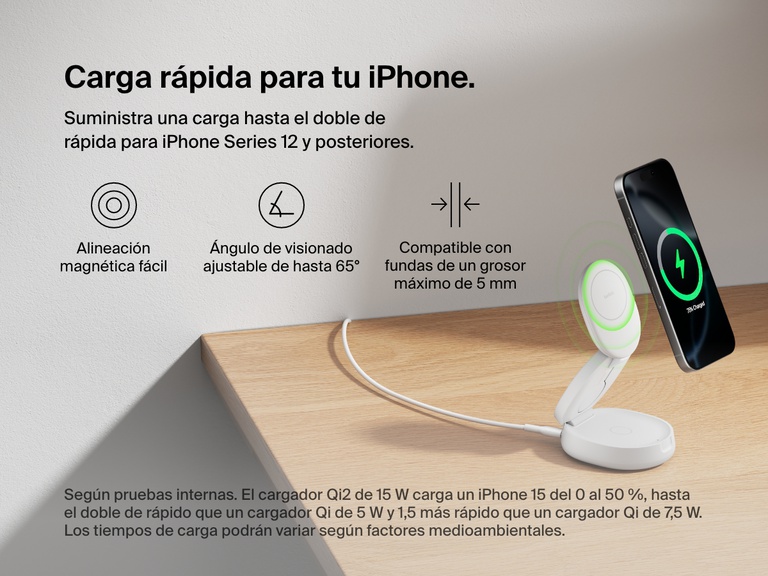 El soporte magnético de carga compacto 3 en 1 BoostCharge de Belkin cargando un iPhone, resaltando la alineación magnética, el emplazamiento del móvil ajustable hasta un ángulo de 65°, la compatibilidad con fundas de un grosor máximo de 5 mm y la capacidad de carga rápida Qi2.