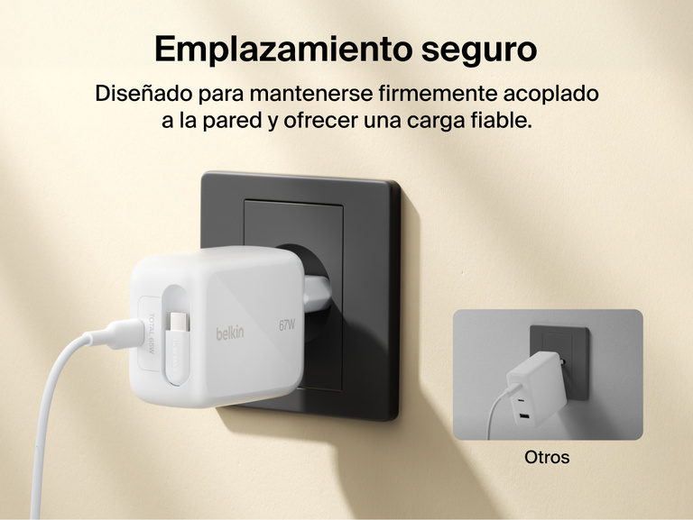 Se muestra el cargador de pared GaN de 67 W Belkin UltraCharge enchufado en una toma de pared con su cable USB-C retr&aacute;ctil integrado que garantiza una carga r&aacute;pida estable y fiable. 