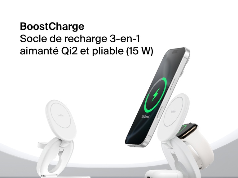 Image d'un socle de recharge 3-en-1 aimanté et compacte Belkin BoostCharge rechargeant un iPhone, une Apple Watch et des AirPods avec la recharge sans fil rapide Qi2.