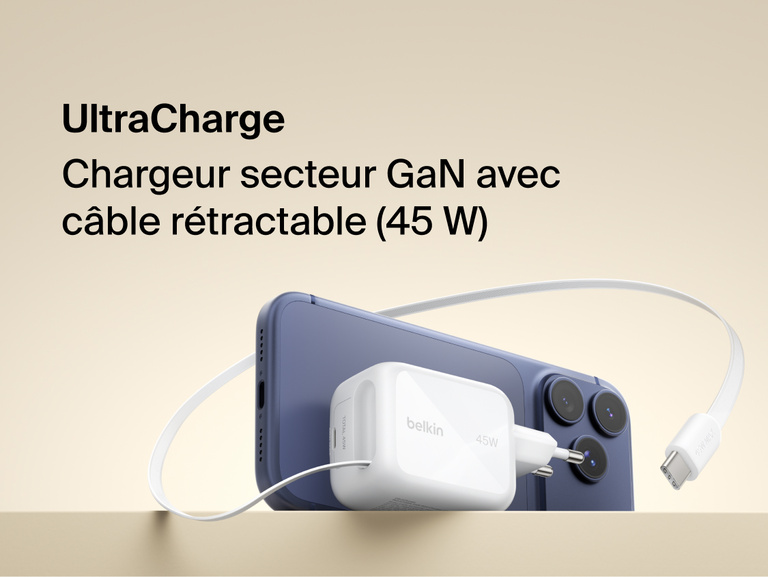Image du chargeur secteur GaN Belkin Ultracharge avec c&acirc;ble r&eacute;tractable (45&nbsp;W) connect&eacute; &agrave; un smartphone via le c&acirc;ble int&eacute;gr&eacute; USB-C pour une recharge rapide et compacte.