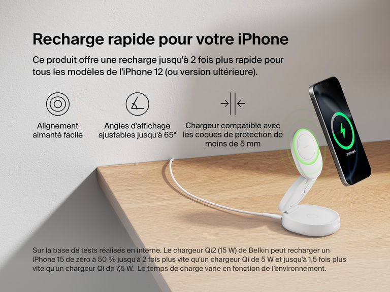 Image d'un socle de recharge 3-en-1 aimanté et compacte Belkin BoostCharge rechargeant un iPhone et qui met en avant sa fonction d'alignement magnétique, son angle ajustable de 65 degrés, sa compatibilité avec les coques de protection de moins de 5 mm et sa capacité de recharge rapide Qi2.