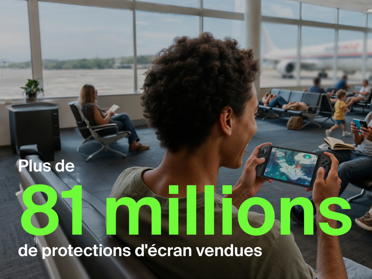 Une jeune personne souriant en train de jouer sur une Nintendo Switch 2 dans un aéroport. En arrière-plan, d'autres voyageurs assis, en train de lire ou d'utiliser leur smartphone. Un avion est visible à travers la fenêtre. Texte vert en avant-plan indiquant « Plus de 81 M » et « de protections d'écran vendues » mettant en avant le fait que Belkin est une marque populaire.