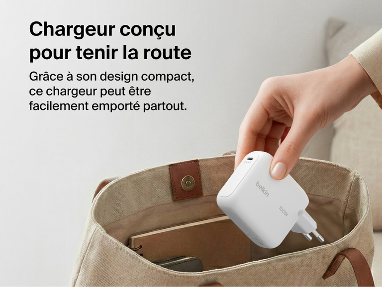 Image du chargeur secteur GaN Belkin Ultracharge avec c&acirc;ble r&eacute;tractable (45&nbsp;W) avec fiches &eacute;lectriques pliables, design l&eacute;ger de 145&nbsp;g et dimensions compactes pour une utilisation facile en voyage.