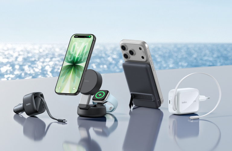 Accessoires de charge nomades Belkin &mdash; incluant un chargeur pour voiture, un support de charge sans fil magn&eacute;tique pour iPhone et Apple Watch, une batterie externe portable et un chargeur mural &mdash; pr&eacute;sent&eacute;s sur une surface &eacute;pur&eacute;e avec, en arri&egrave;re-plan, un paysage aquatique d'ext&eacute;rieur.