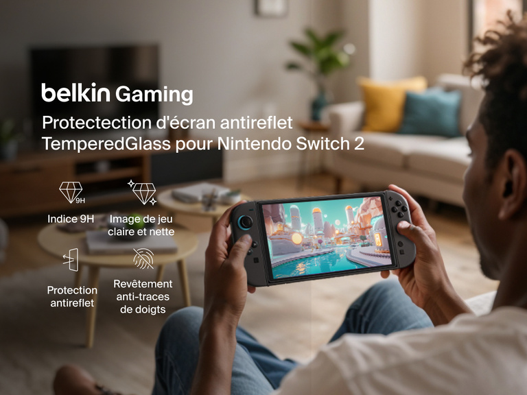 Une personne est assise sur un canapé dans un salon confortable et joue à un jeu sur une Nintendo Switch 2, qui dispose d'une scène de jeu vivace et colorée. Le texte sur la gauche promeut une protection d'écran antireflet en verre trempé Belkin pour les jeux faite pour l'appareil, mettant en évidence des caractéristiques telles que la dureté 9H, une jouabilité limpide, une protection antireflet et une résistance anti-traces de doigt.