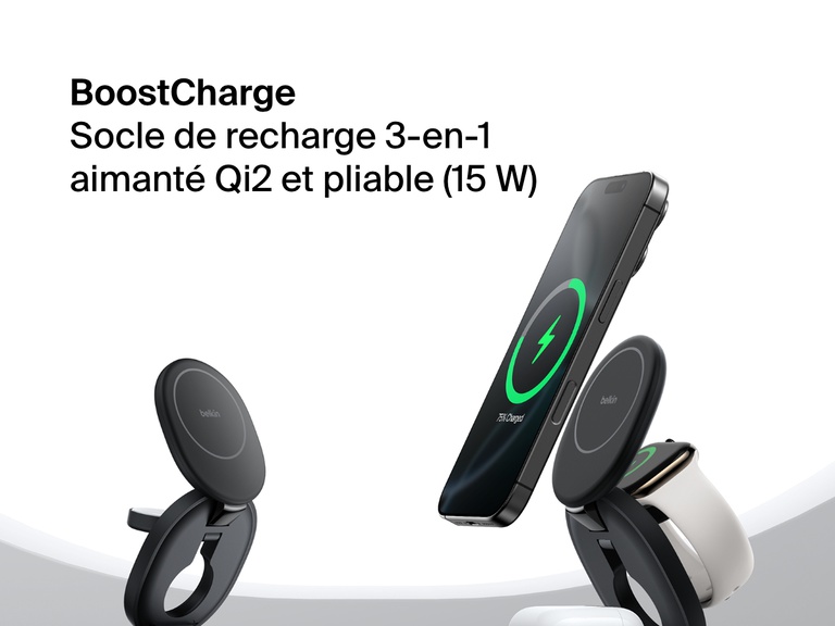 Image d'un socle de recharge 3-en-1 aimanté et compacte Belkin BoostCharge rechargeant un iPhone, une Apple Watch et des AirPods avec la recharge sans fil rapide Qi2.