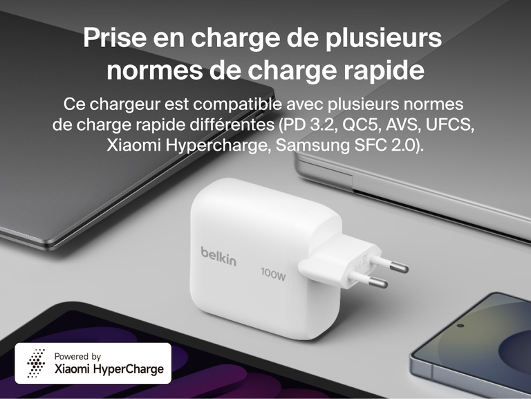 Image du chargeur secteur GaN Belkin Ultracharge avec c&acirc;ble r&eacute;tractable (45&nbsp;W) offrant une recharge rapide jusqu'&agrave; 45&nbsp;W sur un smartphone.