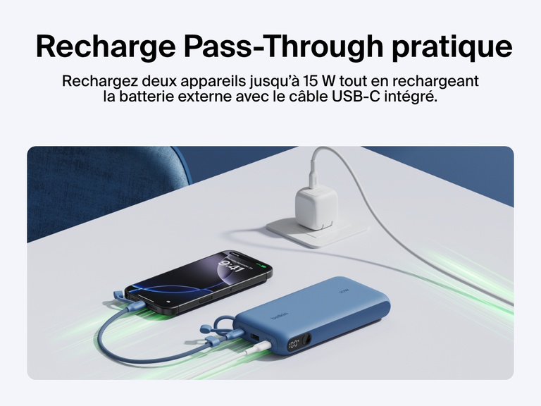 Image d'une batterie externe 20K Belkin BoostCharge avec écran intégré en mode recharge Pass-Through qui consiste à recharger deux appareils jusqu’à 15 W tout en rechargeant la batterie externe avec le câbles USB-C.