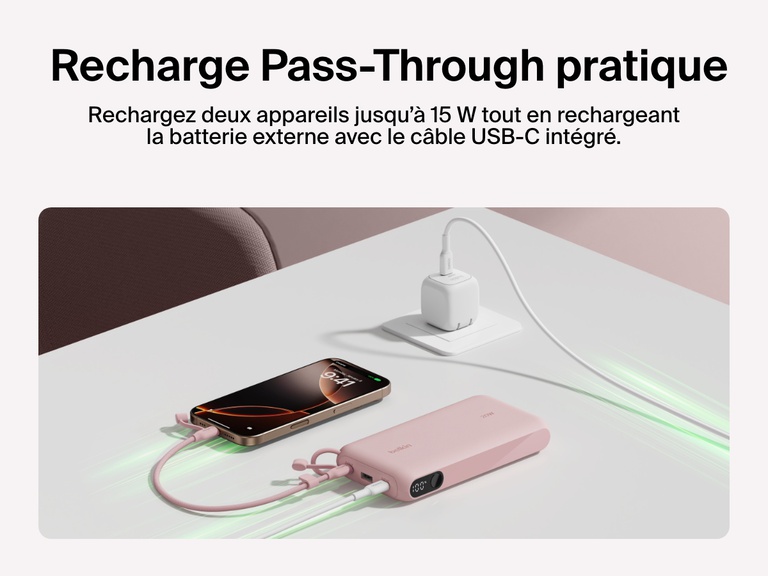 Image d'une batterie externe 20K Belkin BoostCharge avec écran intégré en mode recharge Pass-Through qui consiste à recharger deux appareils jusqu’à 15 W tout en rechargeant la batterie externe avec le câbles USB-C.