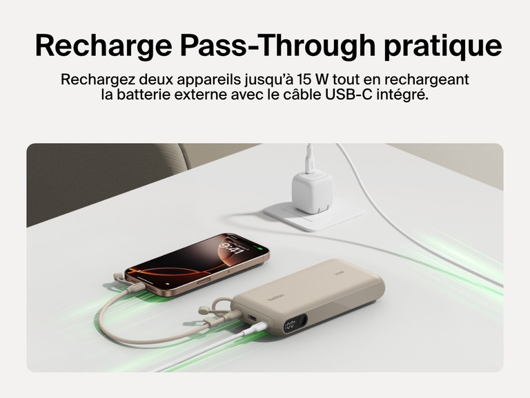 Image d'une batterie externe 20K Belkin BoostCharge avec écran intégré en mode recharge Pass-Through qui consiste à recharger deux appareils jusqu’à 15 W tout en rechargeant la batterie externe avec le câbles USB-C.
