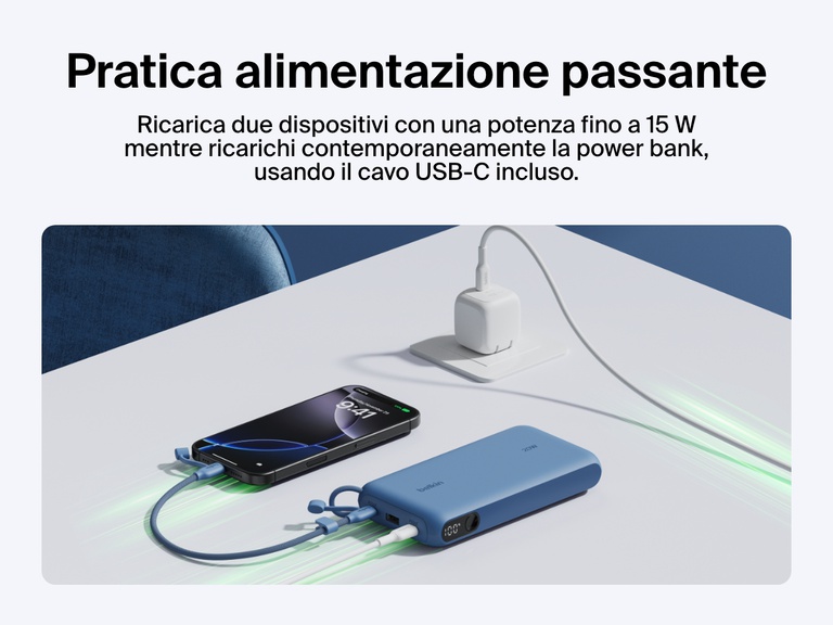Immagine della power bank 20K con display BoostCharge Belkin con la funzionalità di alimentazione passante, mentre ricarica due dispositivi fino a 15 W e si utilizza il cavo USB-C integrato per ricaricare la stessa power bank.