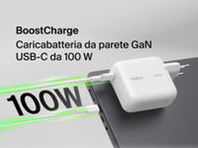 Caricabatteria da parete GaN con cavo retrattile da 45 W Belkin UltraCharge connesso a uno smartphone e con in evidenza il cavo USB-C integrato per una ricarica rapida e compatta