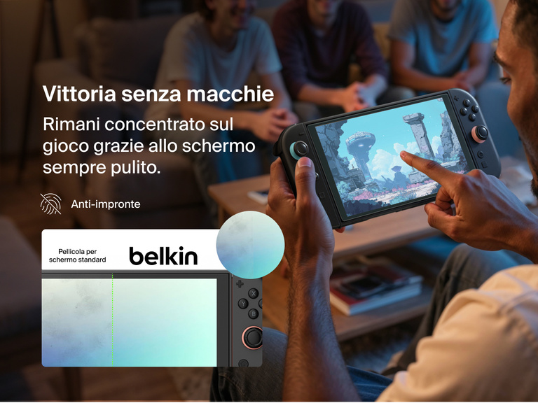 Un uomo gioca con un Nintendo Switch 2 e siede in un soggiorno confortevole con amici sullo sfondo. Il testo sulla sinistra riporta il testo "Vittoria senza macchia" per evidenziare la funzionalità anti-impronte del proteggi schermo Belkin. L'immagine comparativa in basso mostra il proteggi schermo Belkin ancora pulito, diversamente da una pellicola comune che appare macchiata e sporca. Ciò enfatizza la trasparenza e la resistenza allo sporco offerte da Belkin, in modo da continuare a giocare senza interruzioni.