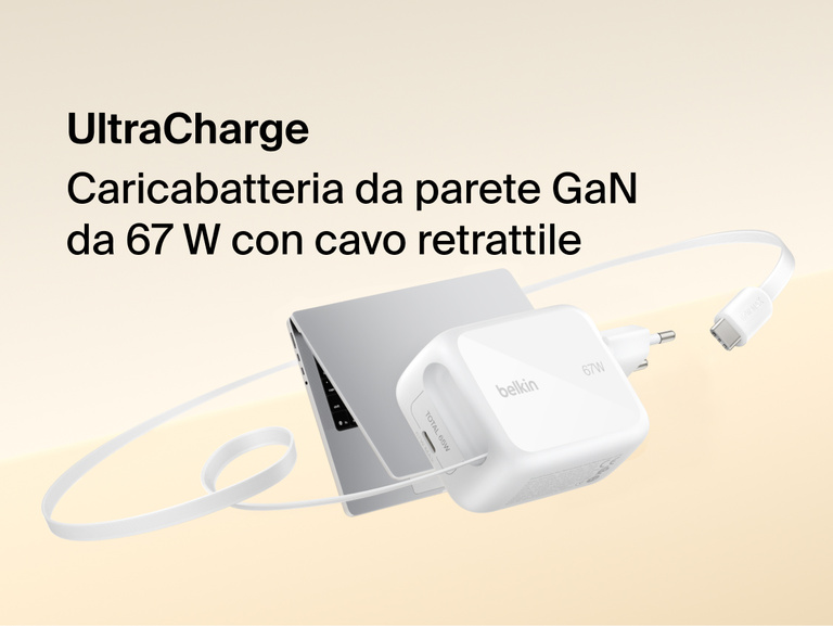 Immagine del caricabatteria da parete GaN da 67 W con cavo retrattile Belkin UltraCharge che ricarica un laptop con il cavo USB-C retrattile; nell'immagine si nota anche come questo caricabatteria compatto fornisce una ricarica rapida per laptop, tablet e smartphone.