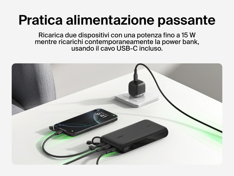 Immagine della power bank 20K con display BoostCharge Belkin con la funzionalità di alimentazione passante, mentre ricarica due dispositivi fino a 15 W e si utilizza il cavo USB-C integrato per ricaricare la stessa power bank.