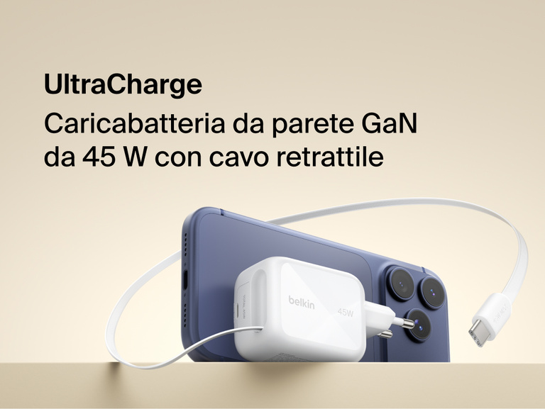 Caricabatteria da parete GaN con cavo retrattile da 45 W Belkin UltraCharge connesso a uno smartphone e con in evidenza il cavo USB-C integrato per una ricarica rapida e compatta