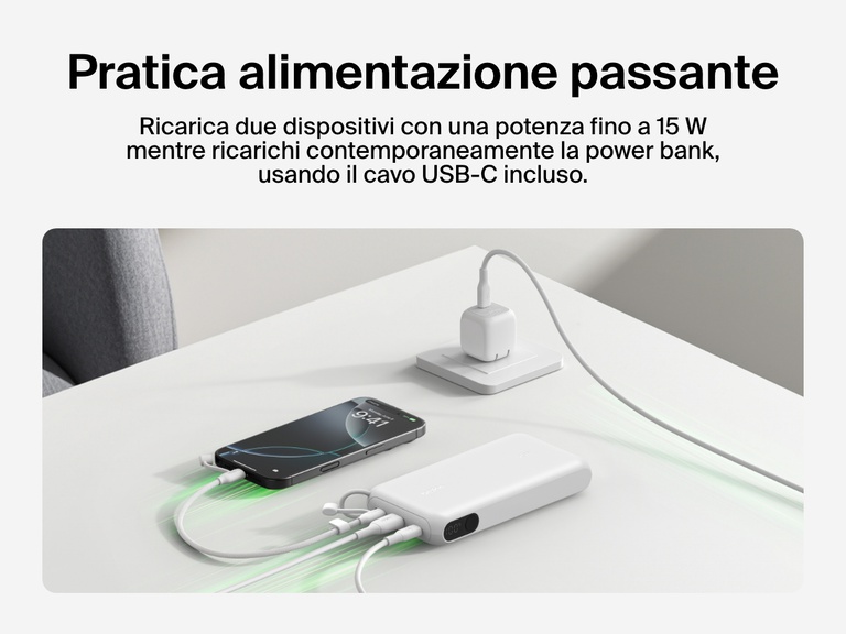 Immagine della power bank 20K con display BoostCharge Belkin con la funzionalità di alimentazione passante, mentre ricarica due dispositivi fino a 15 W e si utilizza il cavo USB-C integrato per ricaricare la stessa power bank.