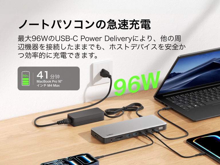 机の上に置かれたMacBook Proに接続されたThunderbolt 4ドック。16インチMacBook Pro M4 Maxとの互換性を強調するとともに、複数のポートやケーブルの接続例を示しています。