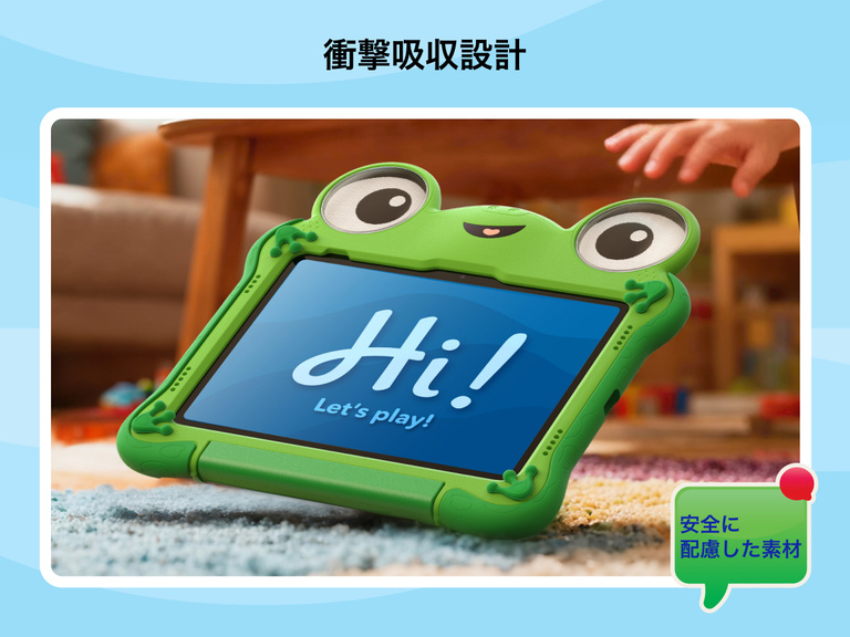カーペットの上に置かれたディズニー トイストーリー5 「リリーパッド」ケース（iPad第10世代・第11世代対応）。タブレットに「Hi! Let&rsquo;s play!」と表示され、衝撃吸収設計と無毒素材を強調しています。