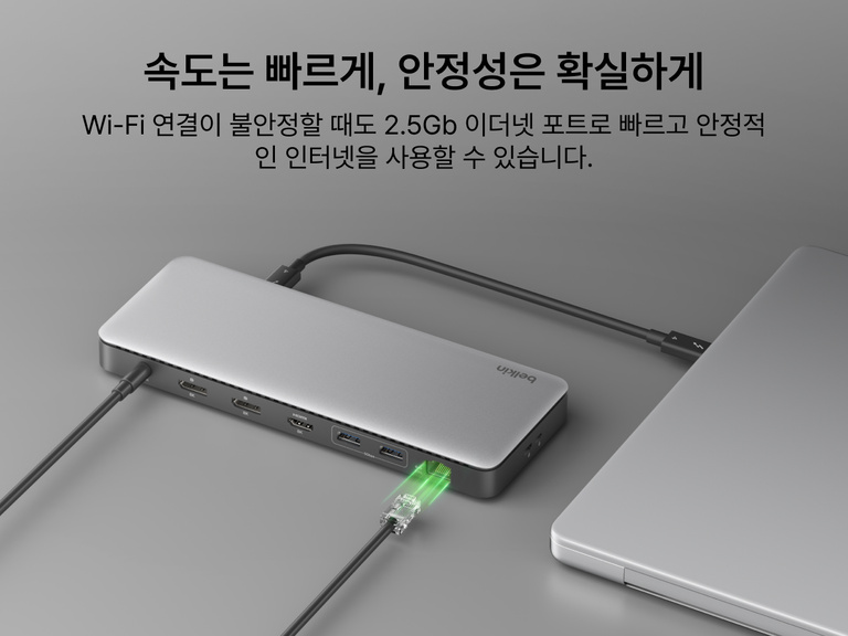 Thunderbolt 4 독을 이더넷 케이블로 노트북에 연결한 모습으로, 빠르고 안정적인 유선 인터넷 연결을 위한 2.5Gb 이더넷 포트를 강조합니다.