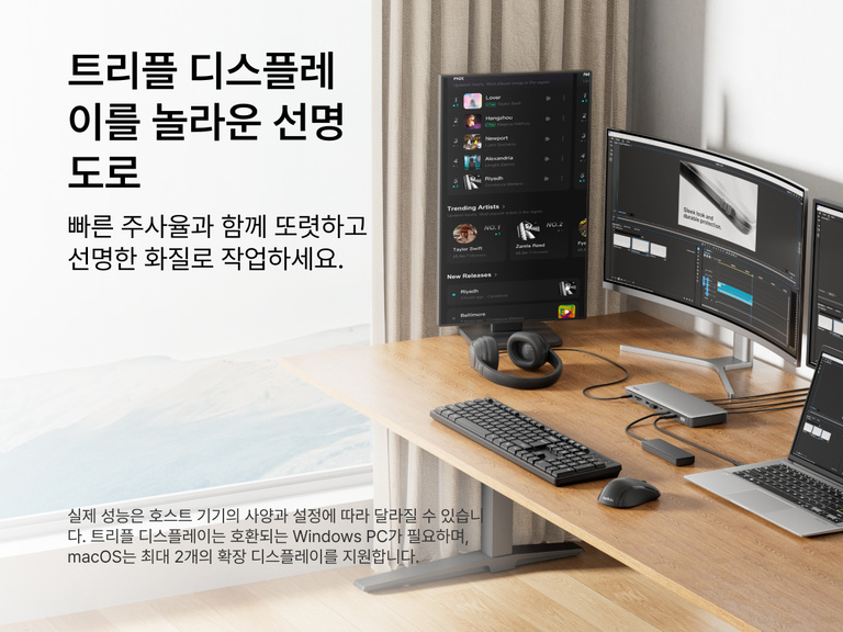 나무 책상 위에서 Thunderbolt 4 독을 노트북, 키보드, 모니터에 연결한 홈 오피스 환경으로, 배경에는 수납 선반과 장식품이 보입니다.