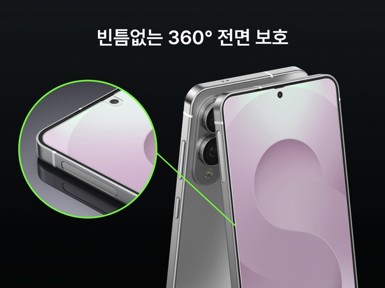 강화유리를 부착한 삼성 갤럭시 S25 엣지를 클로즈업한 모습. 확대된 디테일과 함께 360&deg; 화면 보호 기능을 보여줍니다.